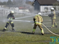 Tradycja śmigusa-dyngusa w Sieradzu. Strażacy z Krakowskiego Przedmieścia w akcji