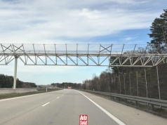 Nietypowe bramownice nad niektórymi drogami. Po co je zamontowano?