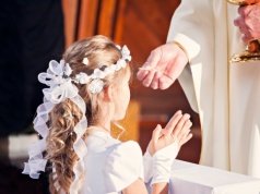 To nie żart. Niemcy ujawnili, ile dają na komunię. Polakom aż zrzedną miny