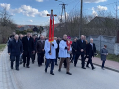 Suków: męska procesja Emaus od ok. stu lat wychodzi w Poniedziałek Wielkanocny