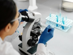 Dlaczego niektóre wirusy pozostają w organizmie przez całe życie? Analiza 900 tys. osób