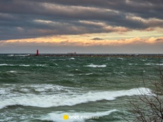Silny wiatr uderza w sześć województw. IMGW wydał ostrzeżenia