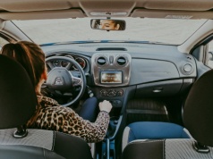 Jaki uchwyt samochodowy na telefon wybrać, aby był stabilny i wygodny?