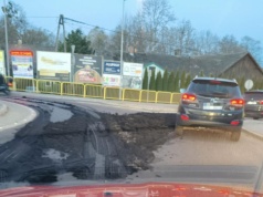 Śliski temat na ul. Międzyrzeckiej. Droga tonęła… w śmierdzącym „ładunku”