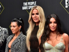 Pastelowe święta Kardashianów. Kris Jenner w falbanach, Khloé w groszkach