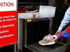 Senator Tammy Duckworth chce przywrócenia na lotniskach zdejmowania butów do kontroli