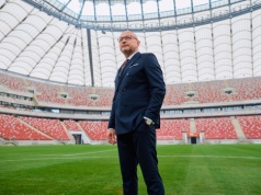 Od blisko 40 lat ubiera Polaków w garnitury. Teraz ostrzega: „Część produkcji będziemy musieli przenieść z Polski, bo nie ma kto pracować w szwalniach”