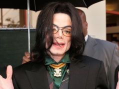 Wraca sprawa Michaela Jacksona. Hirek Wrona komentuje: dopóki sąd nie skaże, to jest on niewinny