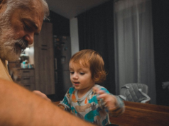 Mężczyźni polskiego show-biznesu coraz później zostają ojcami. Rekordzista ma 77 lat