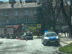 Pościg ulicami osiedli Nowej Huty. Kierowca taranował auta, jego samochód stanął w ogniu