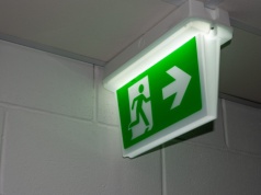 Jak ocenić producenta oświetlenia awaryjnego? Kluczowe kryteria wyboru