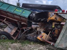 Staranował jadący przed nim ciągnik rolniczy. Traktorzysta wypadł przez szybę
