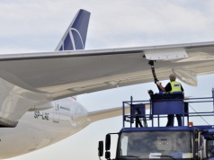 Polska ma zapas paliwa lotniczego na miesiąc. LOT reaguje na kryzys – zmniejsza liczbę rotacji w kwietniu