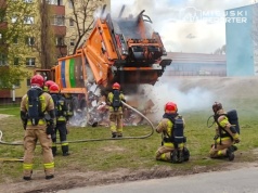 Pożar śmieci w śmieciarce na Woli. Ulica była zablokowana