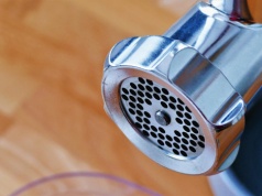 Włodawa: dramatyczne zdarzenie z udziałem dziecka. 4,5-latek włożył rękę do maszynki do mielenia