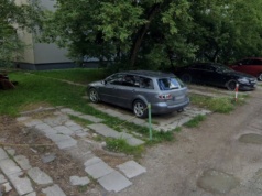 Wola. 99-latka potrzebuje podwózek spod klatki. A tam parking tylko dla członków stowarzyszenia
