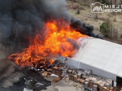 Ogromny pożar pod Warszawą. Płonie hala i zbiornik z paliwem. Strażacy walczą z żywiołem, sytuacja nieopanowana
