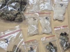 W aucie trzymał narkotyki. Okazało się, że był też poszukiwany listem gończym