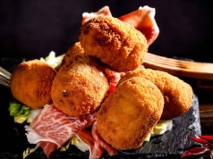 Tapas rodem z Barcelony. Przepis na chrupiące croquetas de jamón