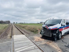 Karetka uderzyła w pociąg. Wstrzymany ruch Raciąż - Sierpc