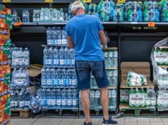 Tak nabijają Polaków w butelkę. "Sama woda to znikoma część ceny"