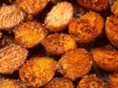 Podgotowane ziemniaki panieruję i zapiekam. Chrupią aż miło, więc szybko znikają z talerza