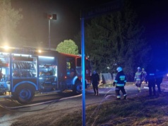 Dramatyczne zdarzenie w Rzerzęczycach. 68-latek trafił do szpitala, jego dom częściowo został zniszczony