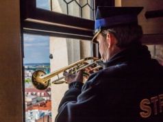 Kraków: Hejnaliści z wieży mariackiej mają nowe trąbki