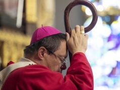 Kardynał Grzegorz Ryś podtrzymuje tradycję modlitwy w katedrze na Wawelu w rocznicę katastrofy smoleńskiej