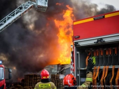 Pożar hurtowni spożywczej. Ogień strawił halę jednego z liderów rynku