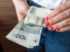 Coraz więcej Polaków bierze drugi etat. "Nie ma szans na oszczędności"