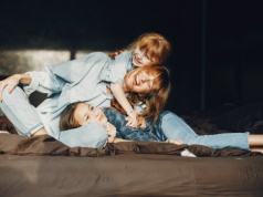 Szukasz mądrej rozrywki dla rodziny? Te audiobooki to prawdziwy hit dla osób w każdym wieku