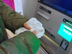 Nowe tabele prowizji w popularnych bankach. Za wypłaty z tych bankomatów od kwietnia zapłacisz więcej