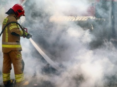 Pożar hali magazynowej w Łomnej pod Warszawą