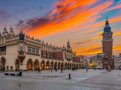 Kraków wyprzedza Warszawę w zarobkach w sektorze przedsiębiorstw