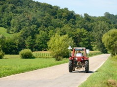 Wyprzedzanie ciągnika? Operator ma obowiązek, o którym mało kto pamięta