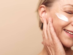 Ten krem z jadem węża hamuje starzenie i wygładza zmarszczki. "Codziennie wyglądam młodziej"