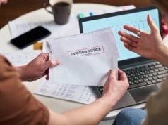 Landlordzi masowo eksmitują najemców – czy utrata mieszkań dotyczy również Polaków?