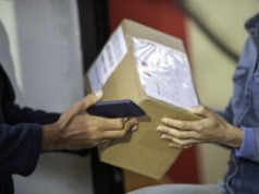 Czy kurier musi dzwonić? Wielu nie zdaje sobie sprawy