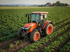 Ciągnik 60–75 KM w produkcji roślinnej. Dlaczego precyzja i moment obrotowy są ważniejsze niż moc?