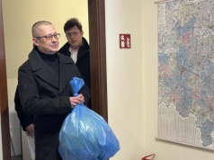 Konfederacja przeciw kaucji. Worki z butelkami trafiły do biur poselskich