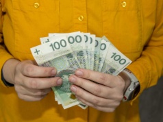 2333 zł dla każdego Polaka? Ten pomysł miał wywrócić system. Sejm podjął decyzję