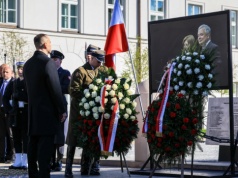 Pamiętamy. Prezydent Karol Nawrocki oddał hołd ofiarom katastrofy smoleńskiej w 16. rocznicę