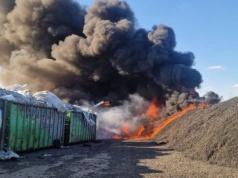 Ogień w zakładzie opon. Gęsty dym widać z kilometrów