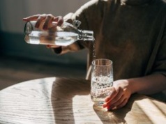 Osiem szklanek wody dziennie? Naukowcy obalają popularny mit