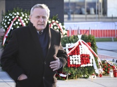 Rocznica katastrofy smoleńskiej. Wśród zniczy i kwiatów Gliński oddał hołd