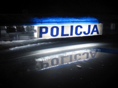 Impetem wjechał samochodem w autobus i przewrócił go. Kierowca z zarzutami