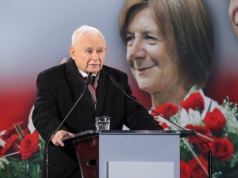 Kaczyński w rocznicę katastrofy smoleńskiej. "Kłamstwo ciągle trwa"