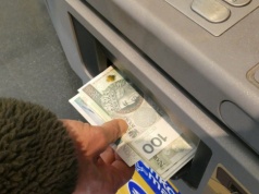 Tak wypłacisz pieniądze z bankomatu bez karty. Jest jednak jeden haczyk