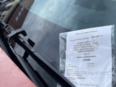 Kartka za parkowanie pod sklepem. Prawnik: "To nie mandat"